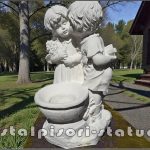 Statuetă copilași cu vază, alb marmorat, model S45.