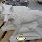 Statuetă animal lup, alb marmorat, model S78.