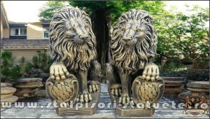 Statuetă leu mic cu blazon, auriu patinat, model S2.