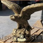 Statuetă vultur pe stâncă, șoim, auriu patinat, model S35.