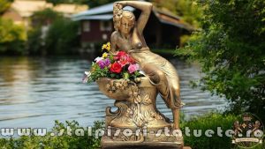 Statuetă jardinieră flori, arămiu patinat, model J12.