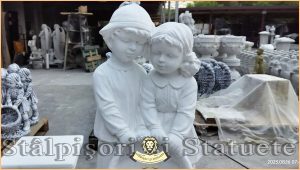 Statuetă copii cu coșuleț, alb marmorat, model S7.