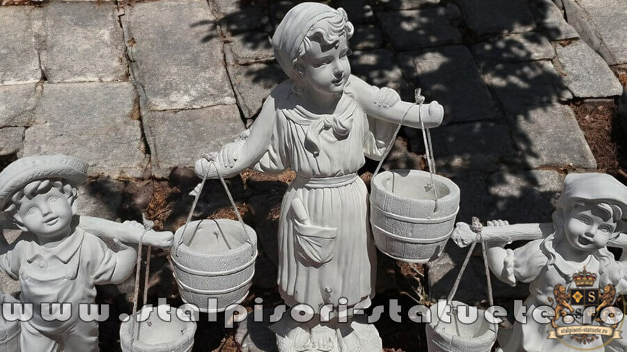 Set 3 statuete, mama și copii cu găletușe, alb marmorat, model S65.(1)