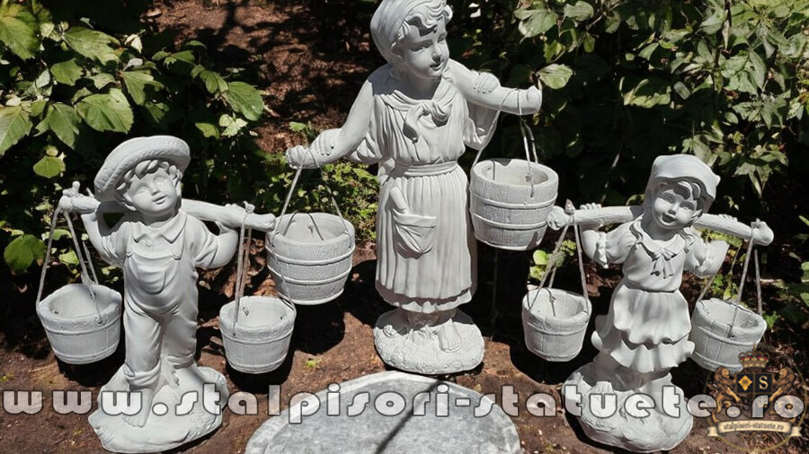 Set 3 statuete, mama și copii cu găletușe, alb marmorat, model S65.(2)