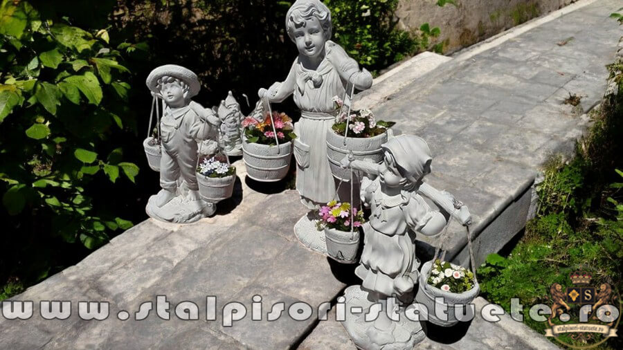 Set 3 statuete, mama și copii cu găletușe, alb marmorat, model S65.(3)