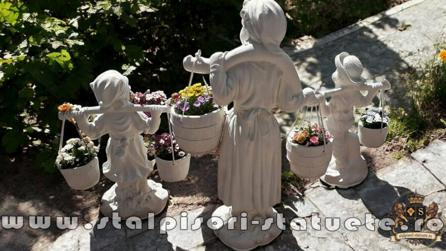 Set 3 statuete, mama și copii cu găletușe, alb marmorat, model S65.(4)