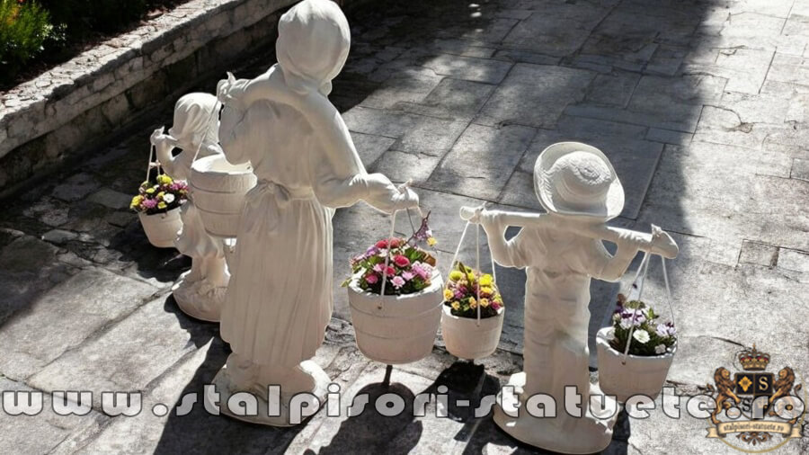 Set 3 statuete, mama și copii cu găletușe, alb marmorat, model S65.(5)