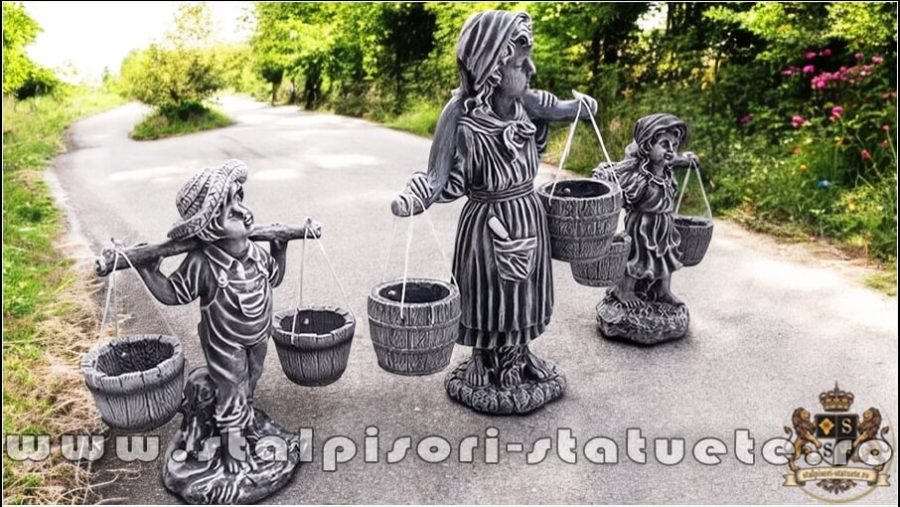 Set 3 statuete, mama și copii cu găletușe, model S65. (2)