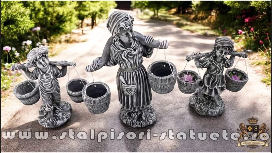 Set 3 statuete, mama și copii cu găletușe, model S65. (3)