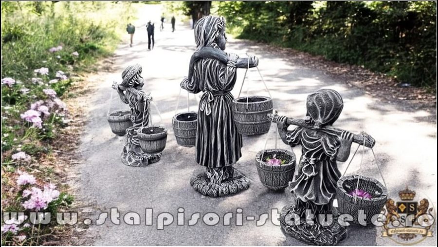 Set 3 statuete, mama și copii cu găletușe, model S65. (4)