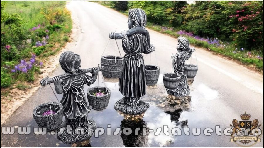 Set 3 statuete, mama și copii cu găletușe, model S65. (5)