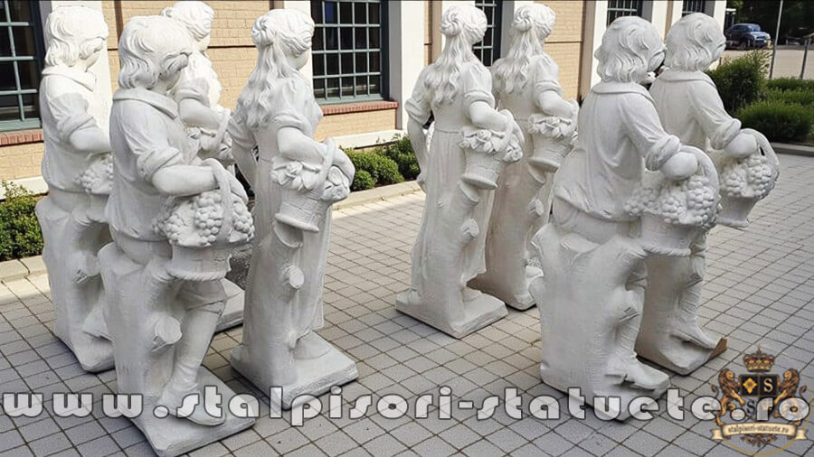 Set statuete băiat și fată, alb marmorat, model S43. (5)