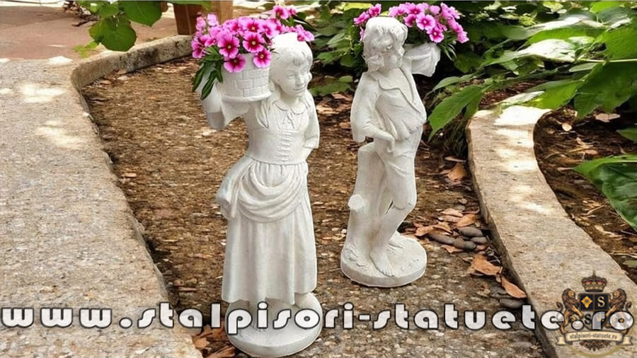 Set statuete copii cu coșulețe, alb marmorat, model J3,J4. (2)