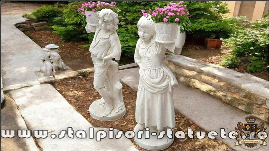 Set statuete copii cu coșulețe, alb marmorat, model J3,J4. (3)