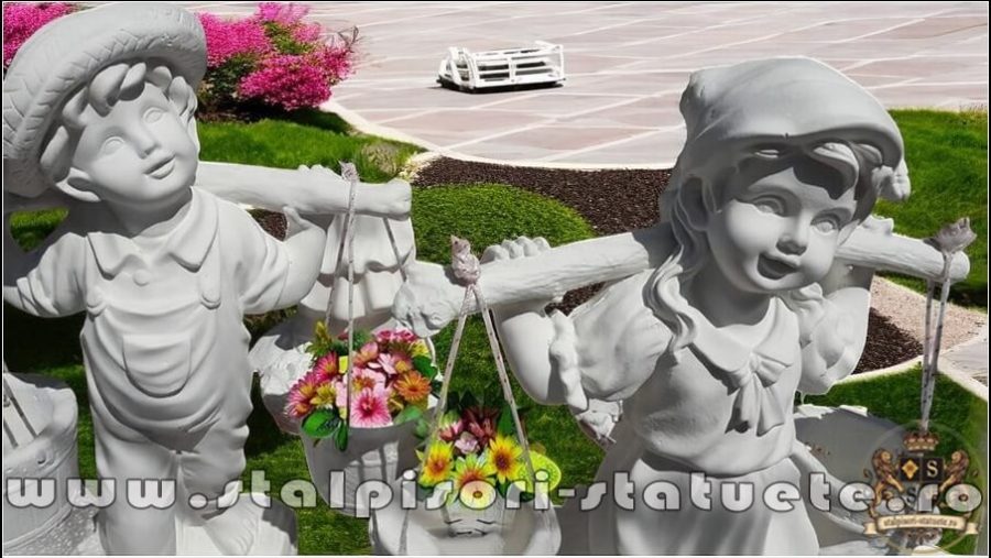 Set statuete copii cu gălețile, alb marmorat, model S38-S39. (2)