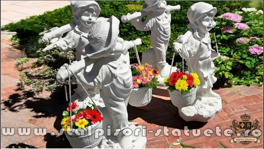 Set statuete copii cu gălețile, alb marmorat, model S38-S39. (3)
