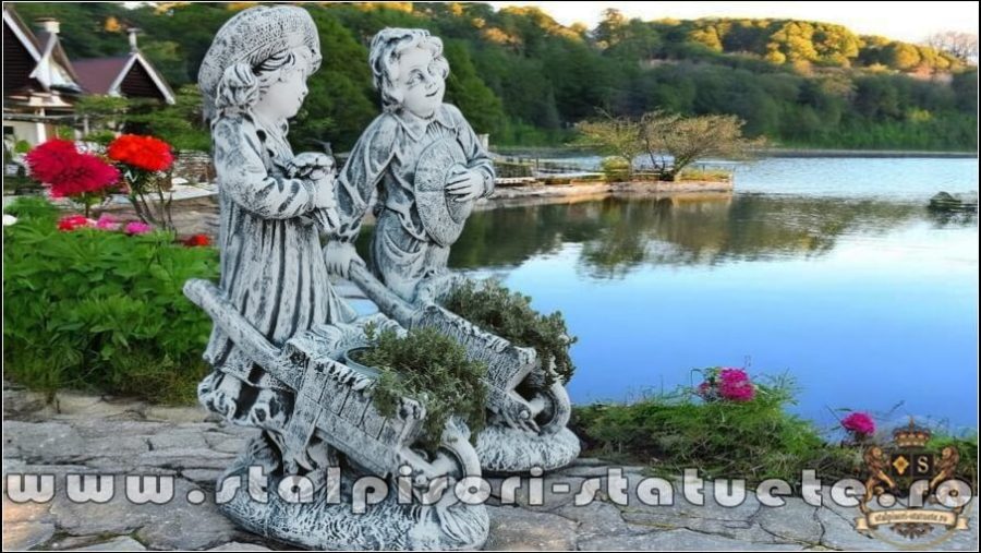 Set statuete grădinari cu roabe, gri patinat, model J6, J7. (2)