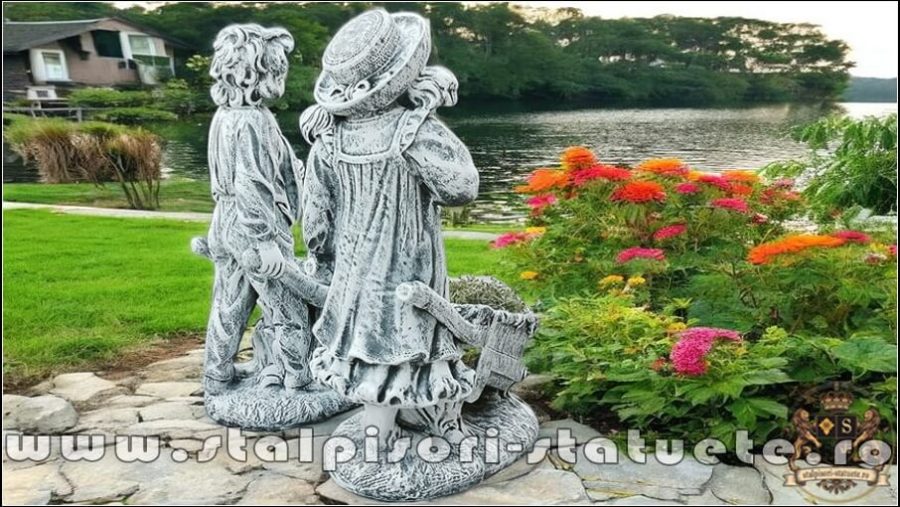 Set statuete grădinari cu roabe, gri patinat, model J6, J7. (5)