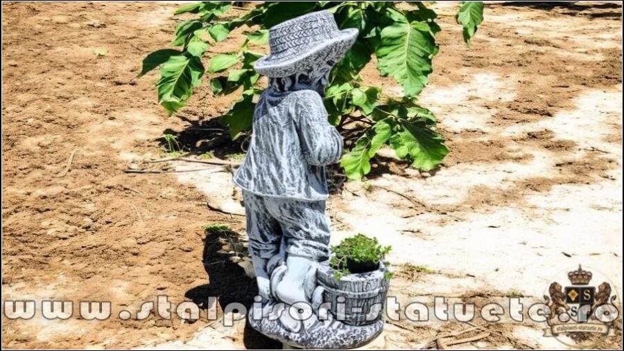 Statuetă băiat cu hârleț, gri patinat, model S60. (4)