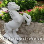 Statuetă căluț mediu, alb marmorat, model S37.