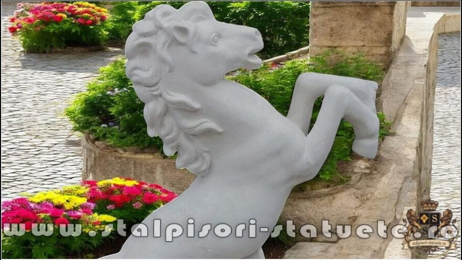 Statuetă căluț mediu, alb marmorat, model S37. (2)