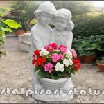 Statuetă copii cu coșuleț, alb marmorat, model S7.