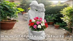 Statuetă copii cu coșuleț, alb marmorat, model S7.