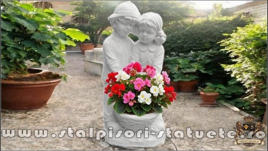 Statuetă copii cu coșuleț, alb marmorat, model S7. (1)