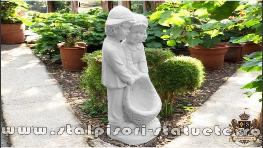 Statuetă copii cu coșuleț, alb marmorat, model S7. (2)