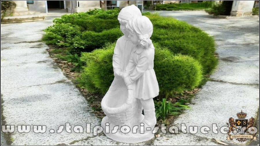 Statuetă copii cu coșuleț, alb marmorat, model S7. (3)