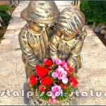 Statuetă copii cu coșuleț, arămiu patinat, model S7.