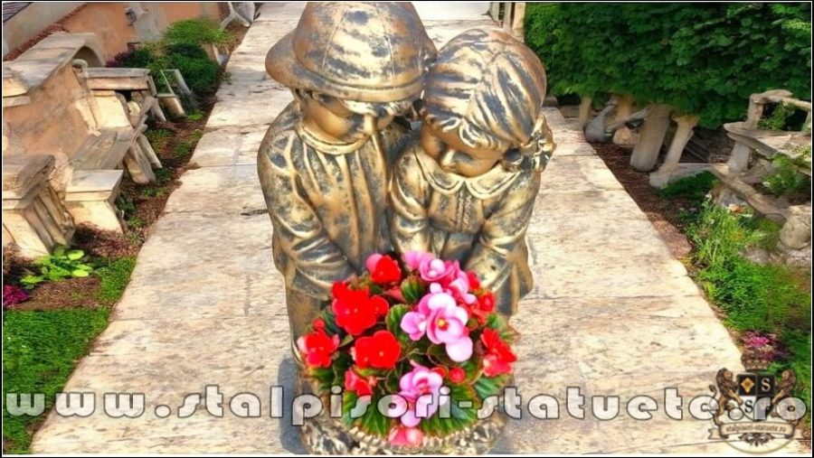 Statuetă copii cu coșuleț, arămiu, model S7. (1)