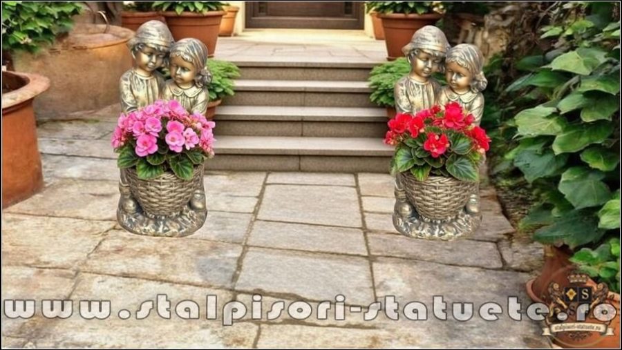 Statuetă copii cu coșuleț, arămiu, model S7. (5)