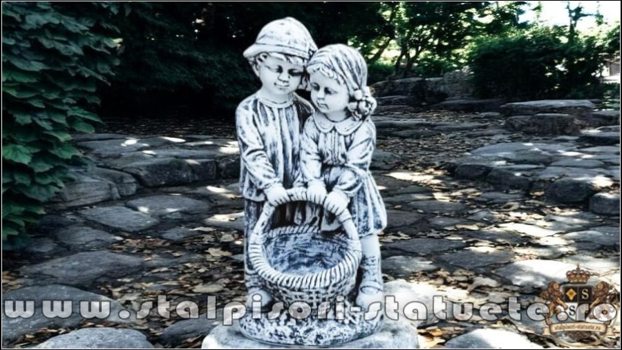 Statuetă copii cu coșuleț, gri antichizat, model S7. (1)