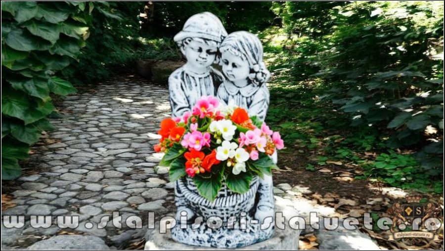 Statuetă copii cu coșuleț, gri antichizat, model S7. (2)