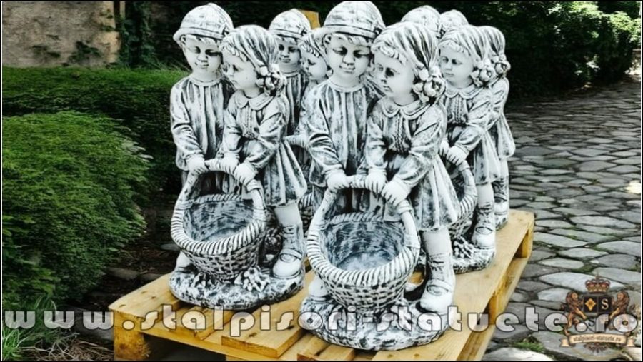 Statuetă copii cu coșuleț, gri antichizat, model S7. (3)