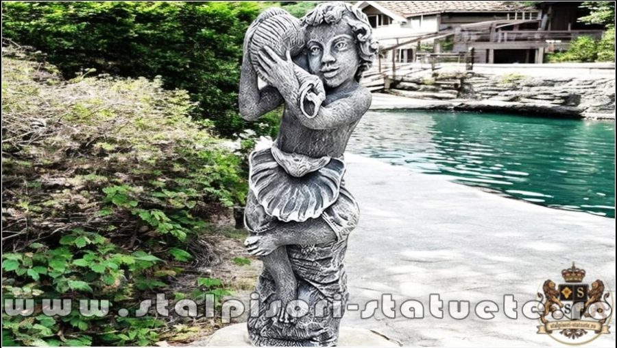 Statuetă copil cu două scoici, din beton, model S77. (1)