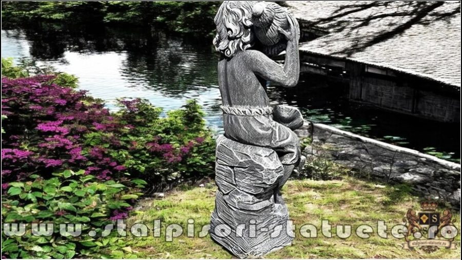 Statuetă copil cu două scoici, din beton, model S77. (5)