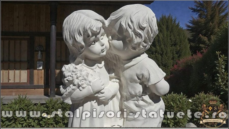 Statuetă copilași cu vază, alb marmorat, model S45. (2)