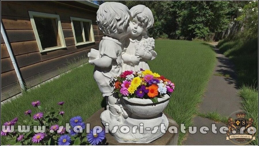 Statuetă copilași cu vază, alb marmorat, model S45. (3)