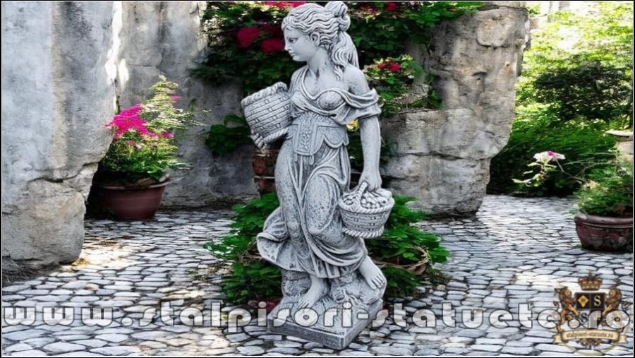 Statuetă fata cu coșulețe, gri patinat, model S23. (1)