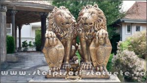 Statuetă leu mare cu blazon, arămiu patinat, model S1.