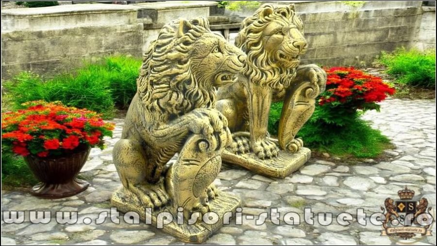 Statuetă leu mare cu blazon, auriu patinat, model S1. (2)