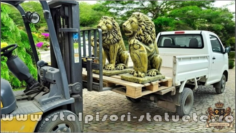 Statuetă leu mare cu blazon, auriu patinat, model S1. (4)