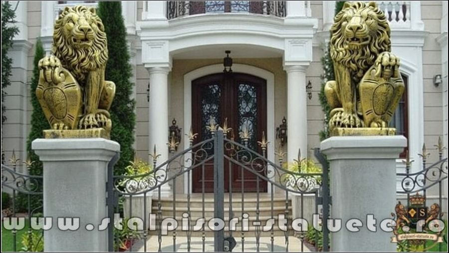 Statuetă leu mare cu blazon, auriu patinat, model S1. (5)