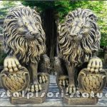 Statuetă leu mic cu blazon, auriu patinat, model S2.