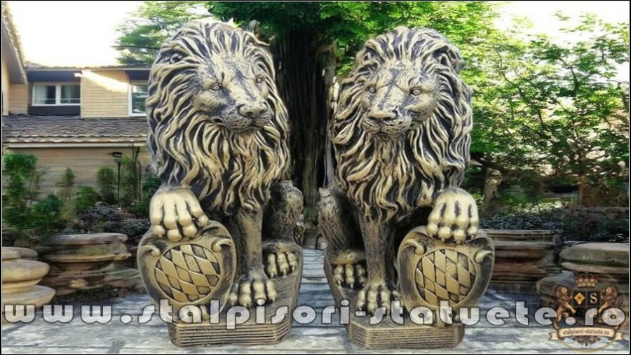 Statuetă leu mic cu blazon, auriu patinat, model S2. (1)