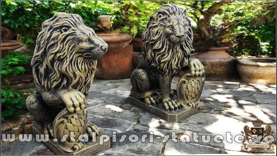 Statuetă leu mic cu blazon, auriu patinat, model S2. (2)