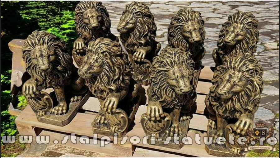 Statuetă leu mic cu blazon, auriu patinat, model S2. (4)