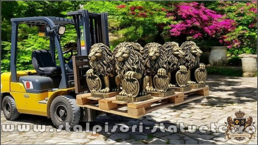 Statuetă leu mic cu blazon, auriu patinat, model S2. (5)